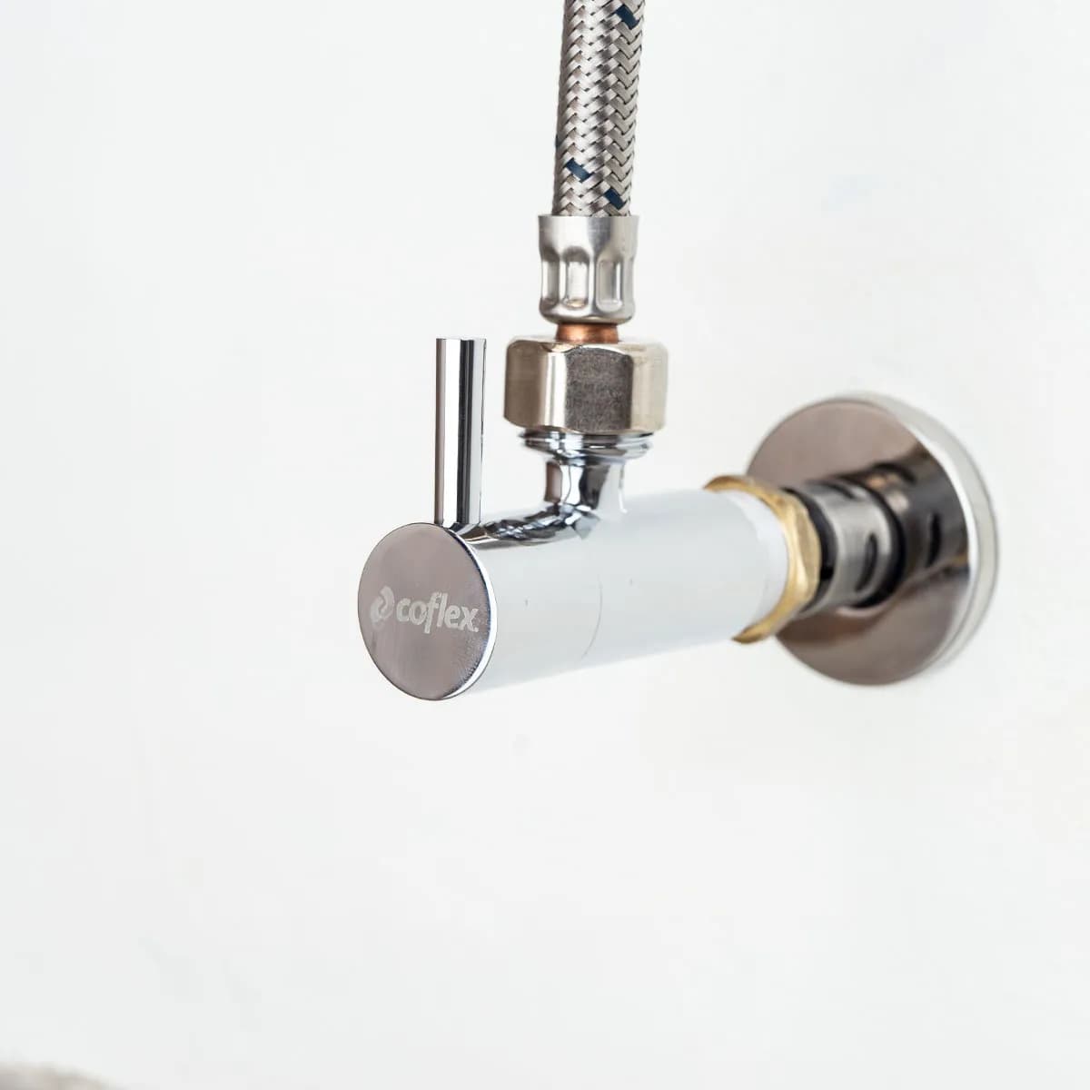 Llave de Control COFLEX 1/4 de Vuelta 1/2" FNPT x 1/2" M. Angular